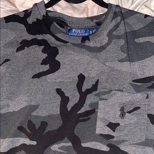 Dark camo tee nwot. Made with very soft fabric
